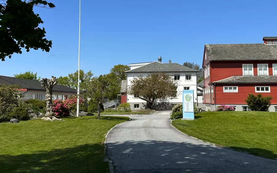 Uteområdet, Manger folkehøgskule