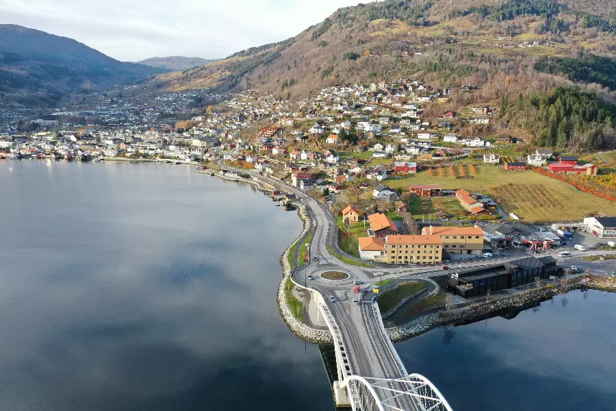 Skolen ligger sentralt til i Sogndal,  men tunet er skjermet. 