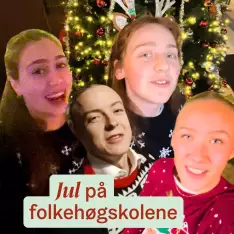 God jul fra Margit, Sondre, Astrid og Mina! 🎄🫶 De går alle på folkehøgskole, på litt ulike steder i Norge. Nå er det j...