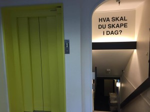 Den nyeste folkehøgskolen i Norge, SKAP folkehøyskole i Mandal, har overtatt et hotell og gjort det om til en folkehøgskole med plass til å skape ideer sammen med det lokale næringslivet. Selv i trappen blir man minnet om hva som er skolens kjerne