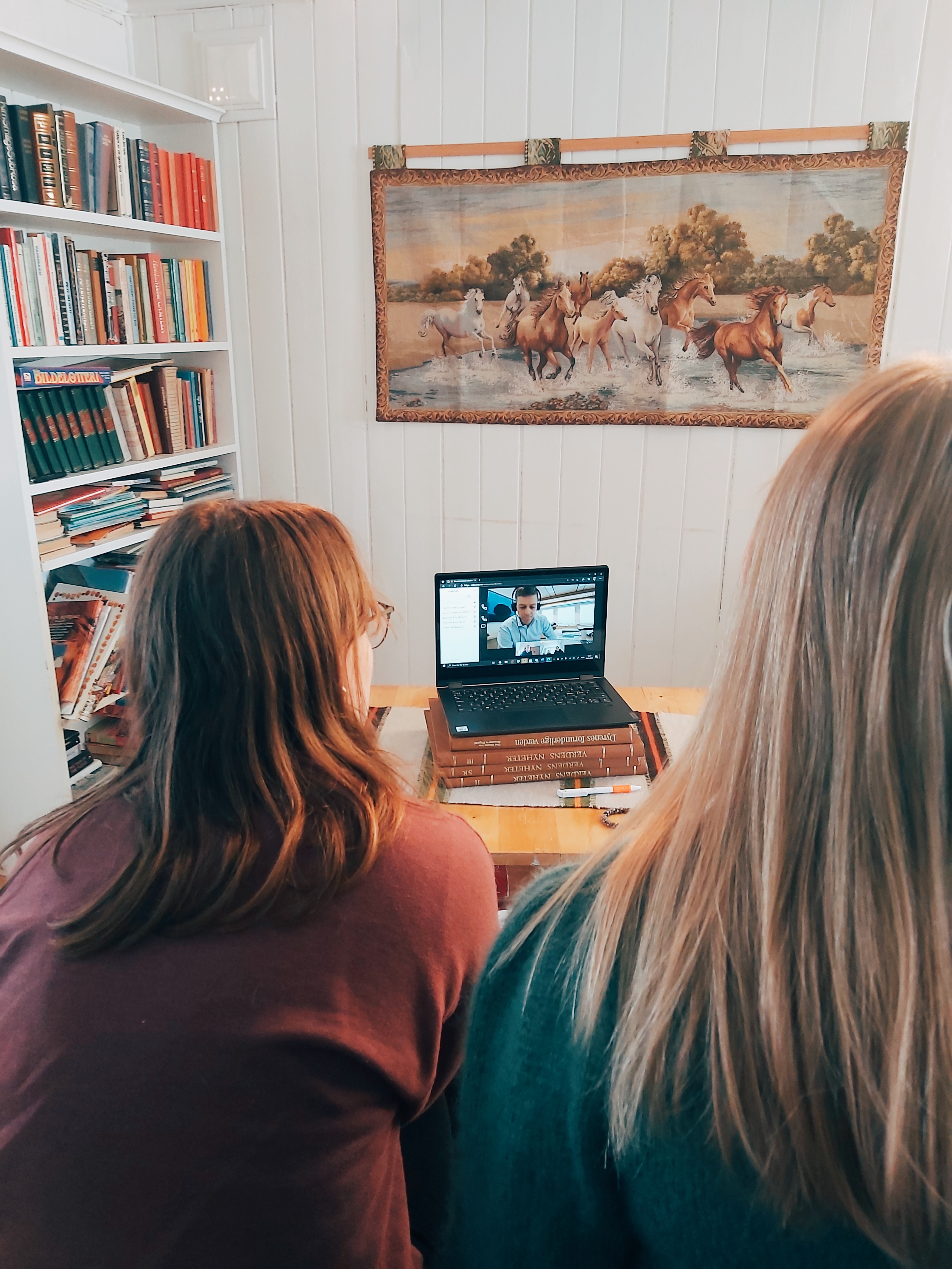 møte med Hareide på skjerm, hoder til elever i forgrunnen