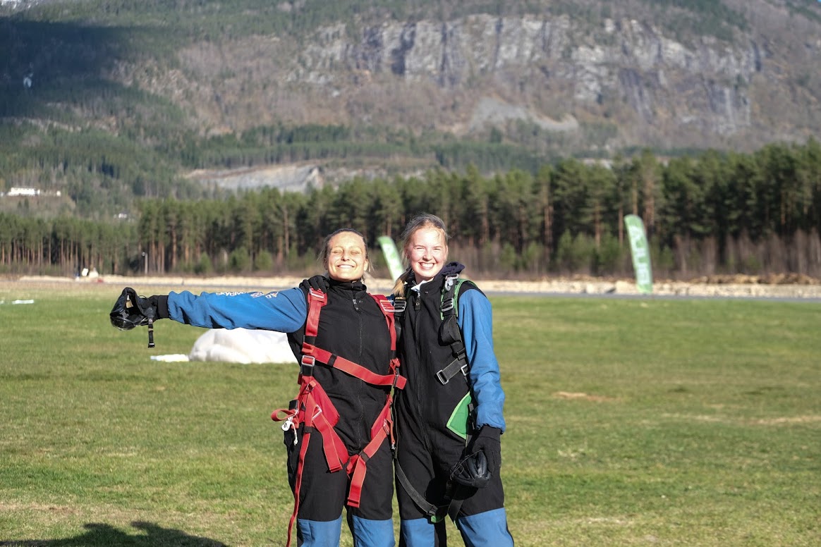 Rebecca og Stine etter fallskjermhopp på Voss