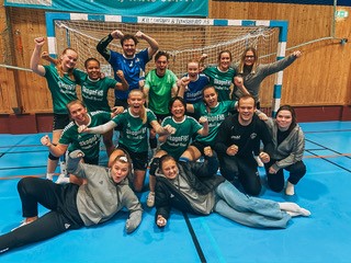 gruppebilde, håndballklassen, foran mål