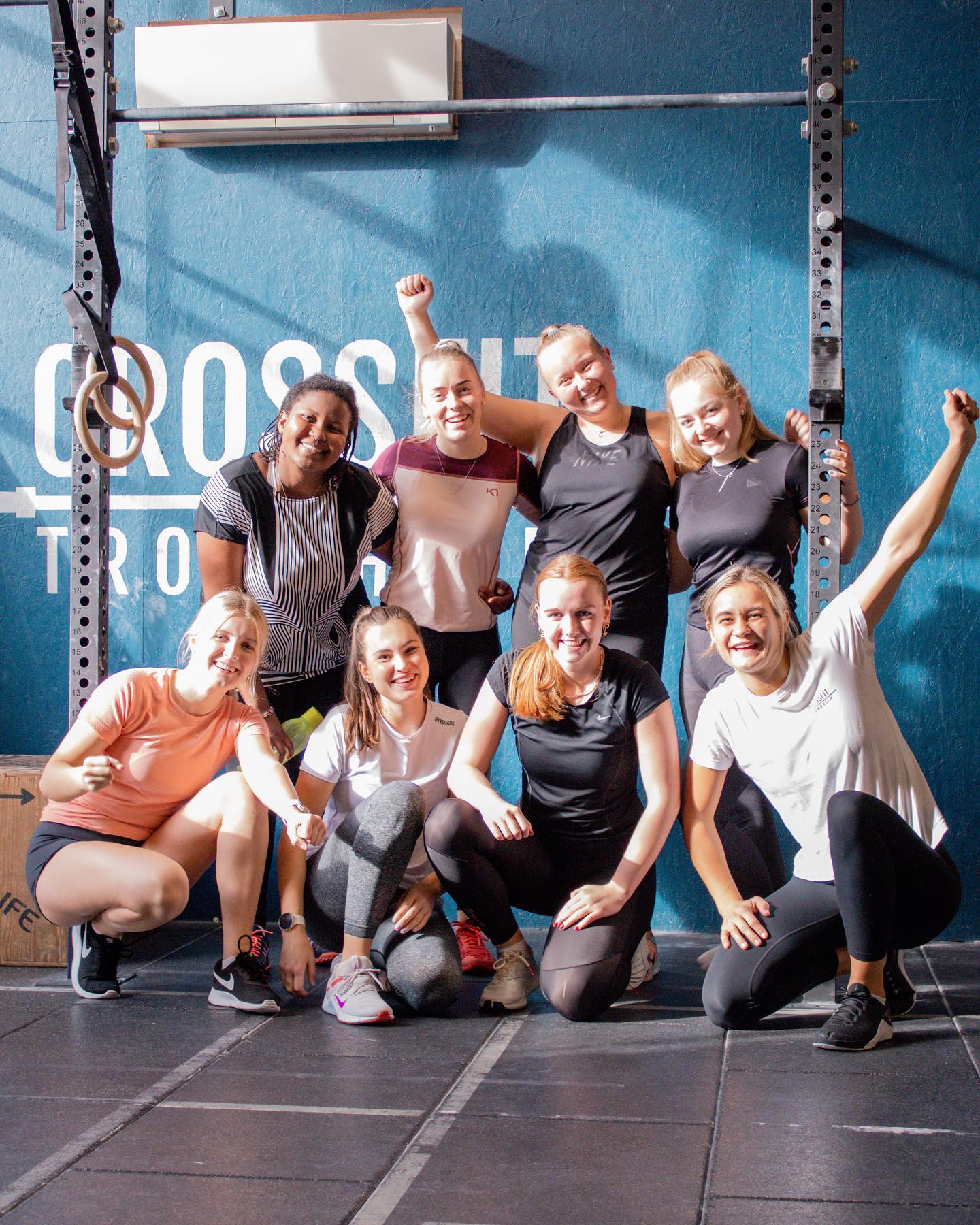 en gruppe ungdommer i treningstøy på et crossfit-senter