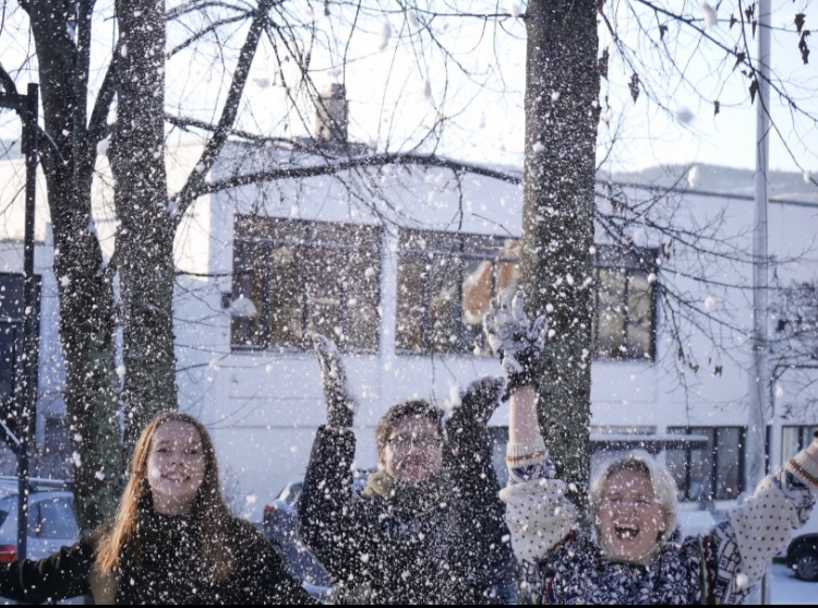 Elever kaster snø i lufta.