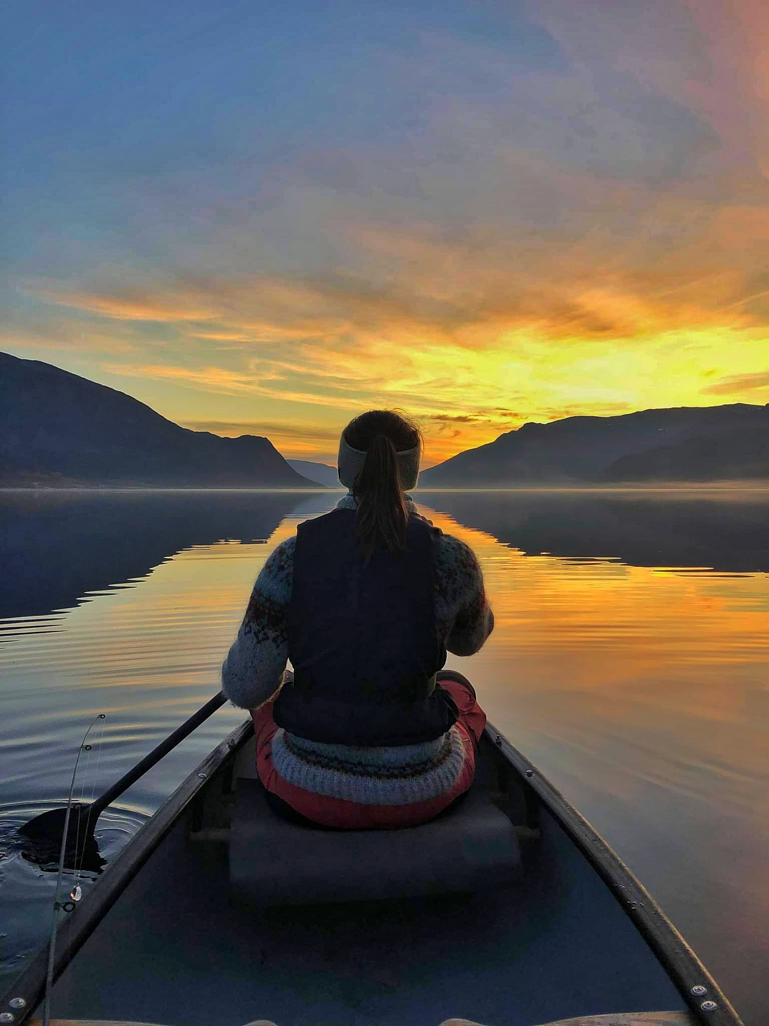 Elev padler i solnedgang