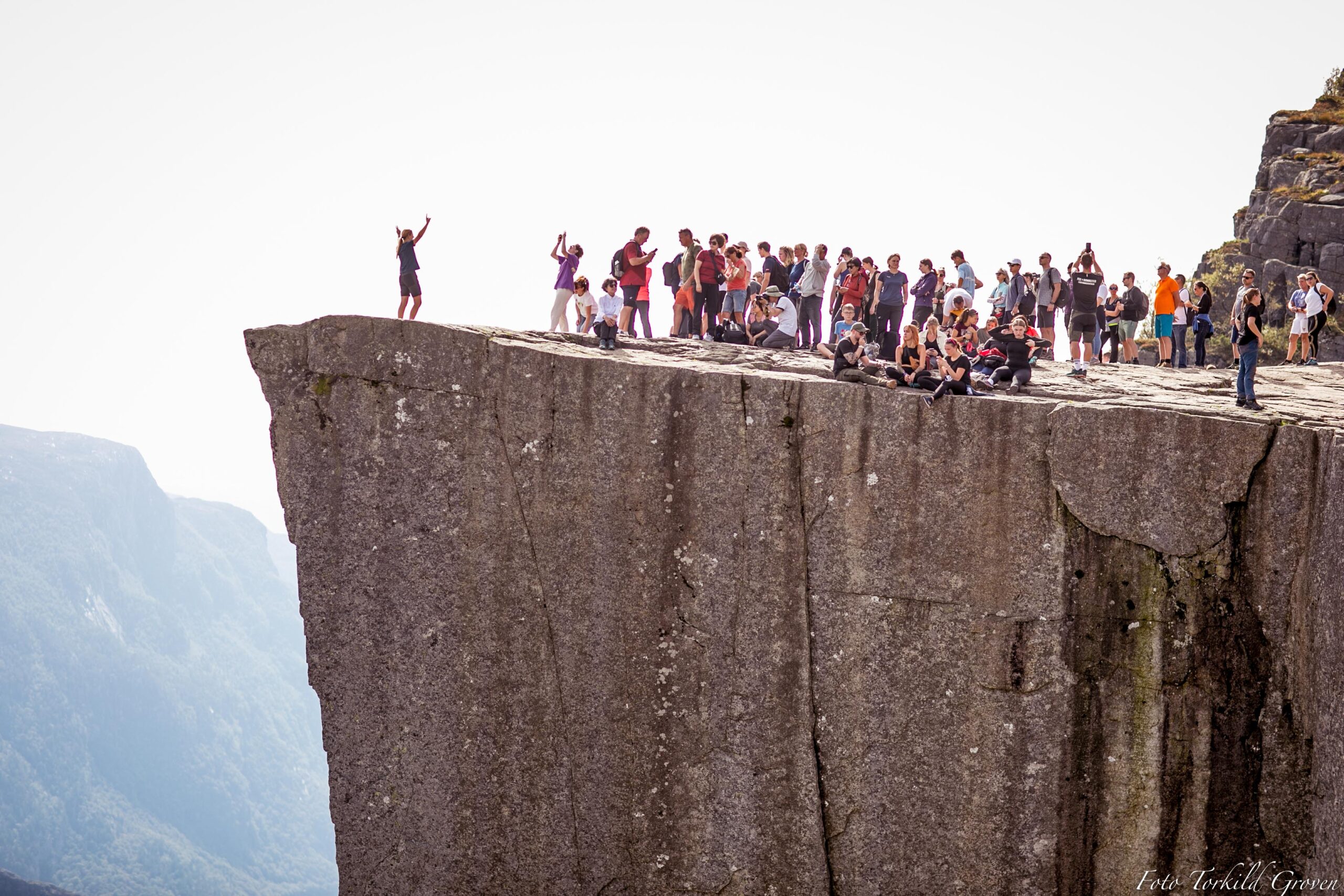 Billede af en masse mennesker på den norske klippe Prekestolen