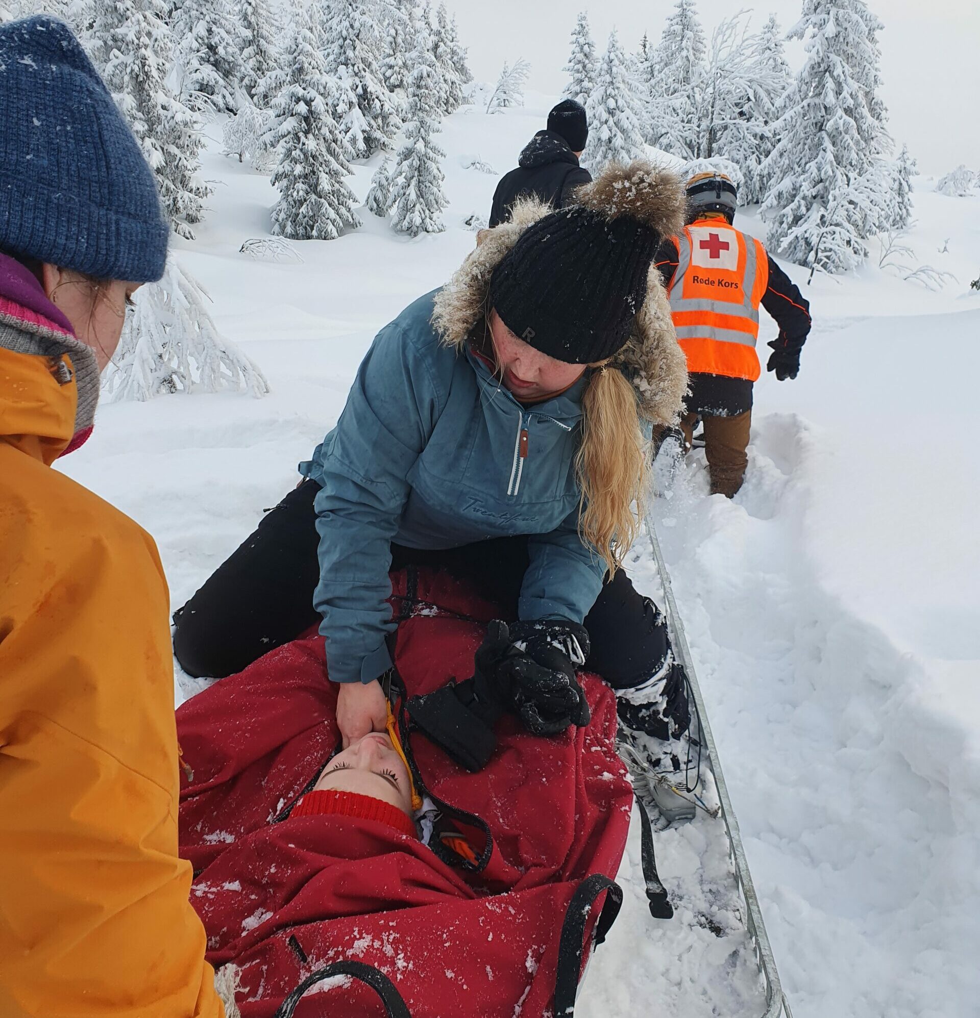 en kvinne som utøver førstehjelp på en øvingsdukke ute om vinteren.