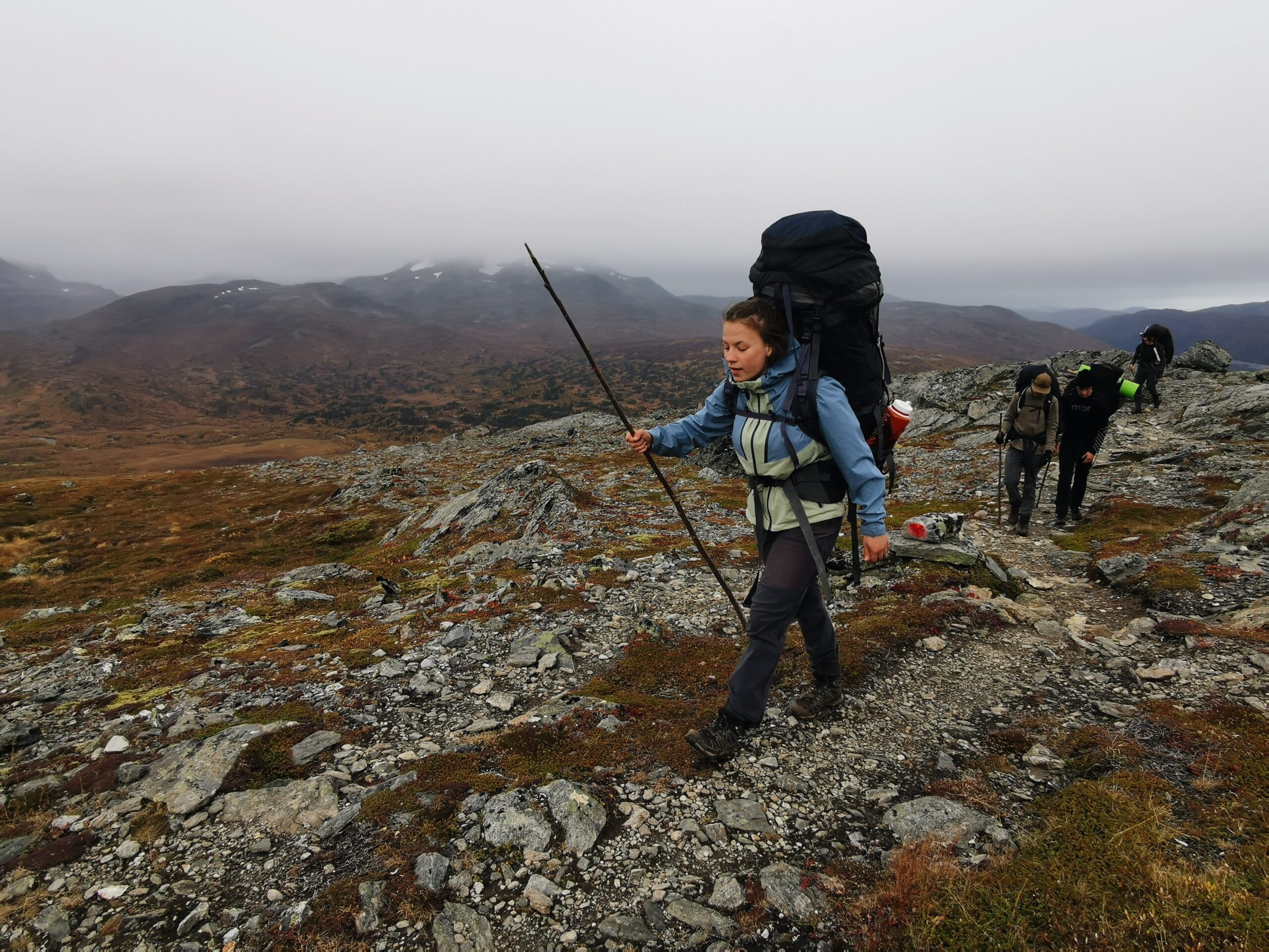 Kvinne går tur i den norske fjellheimen