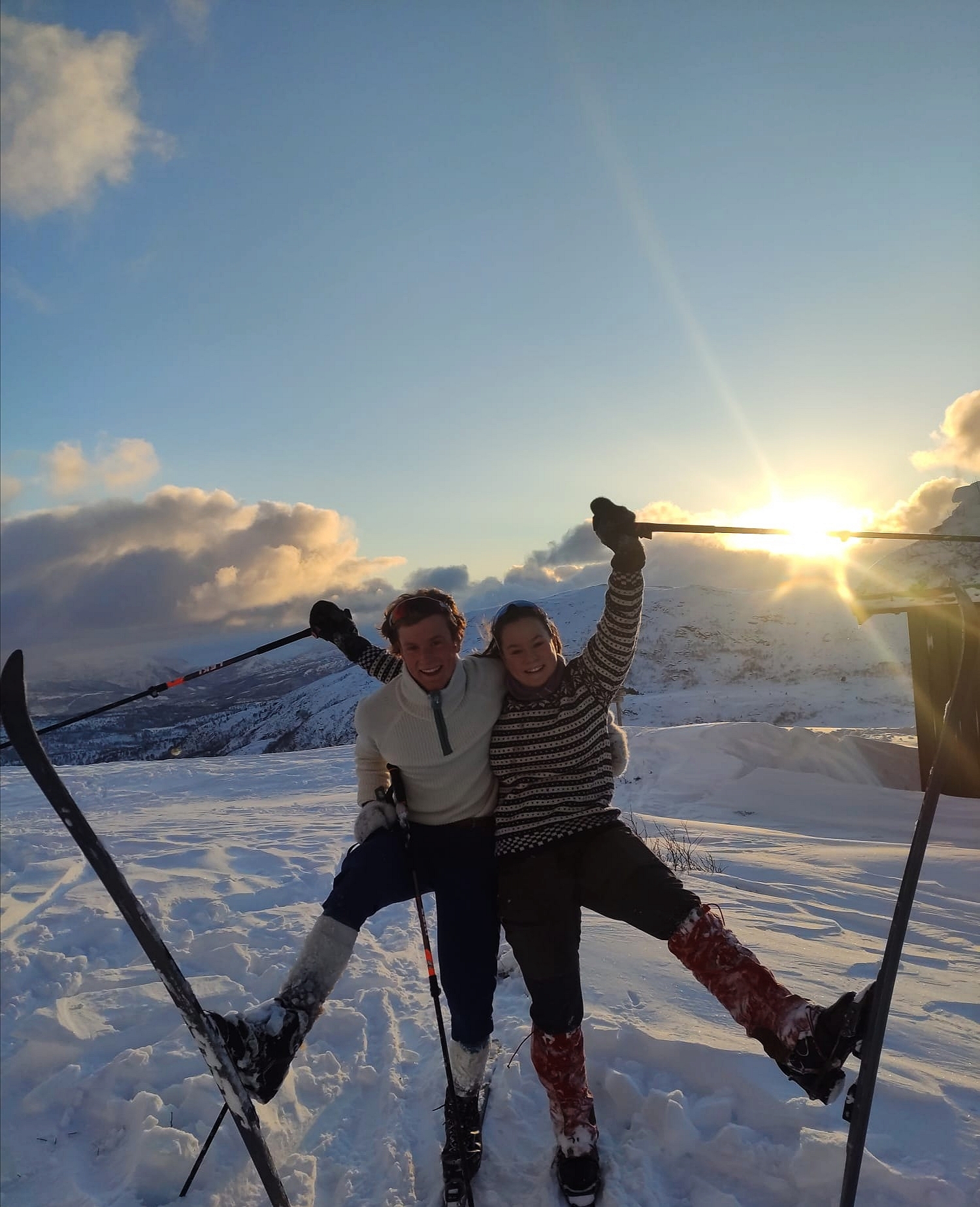 mann og dame med løftet ski i norsk natur