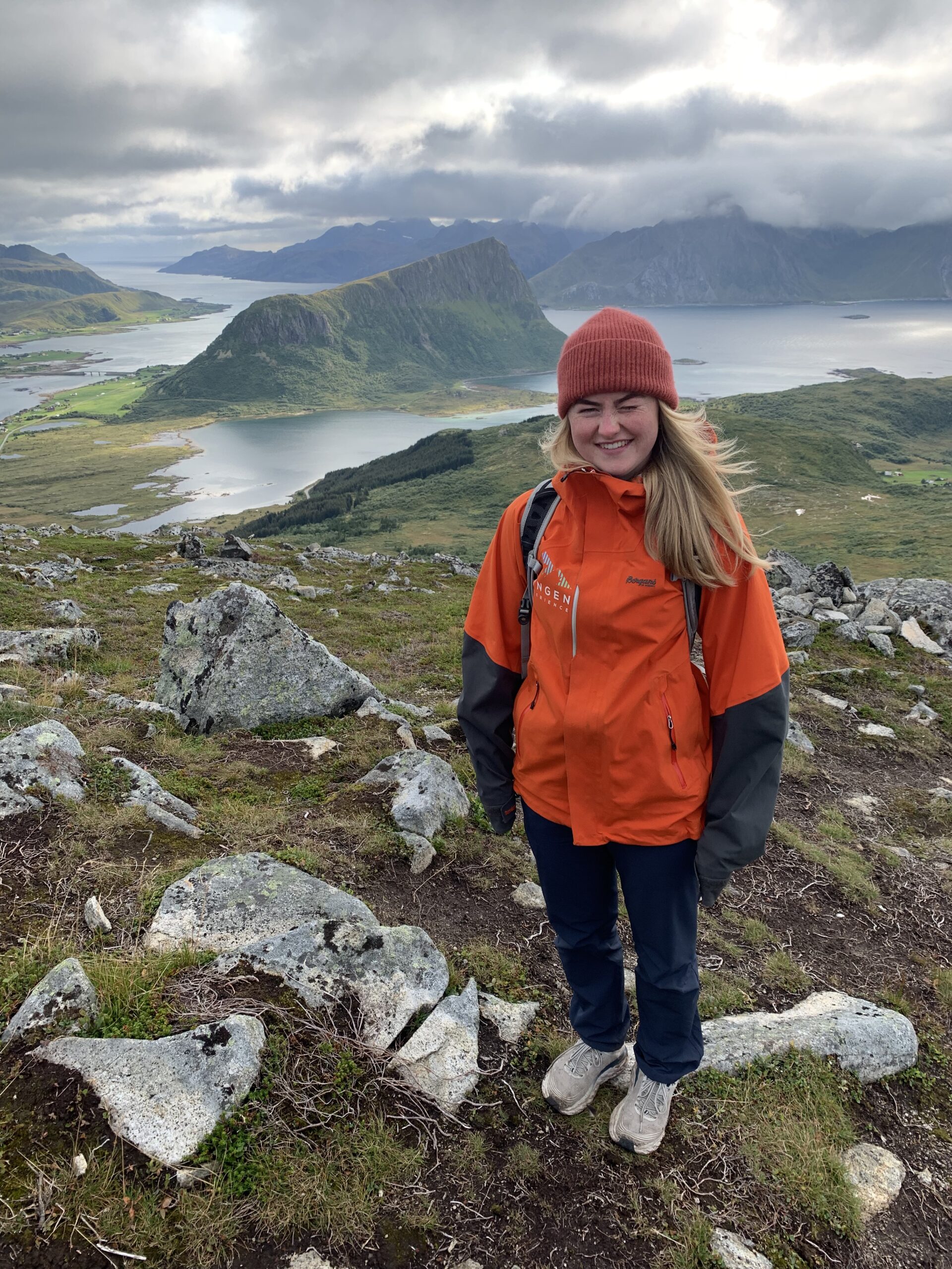 en kvinne på fjelltur i Nord-Norge. 