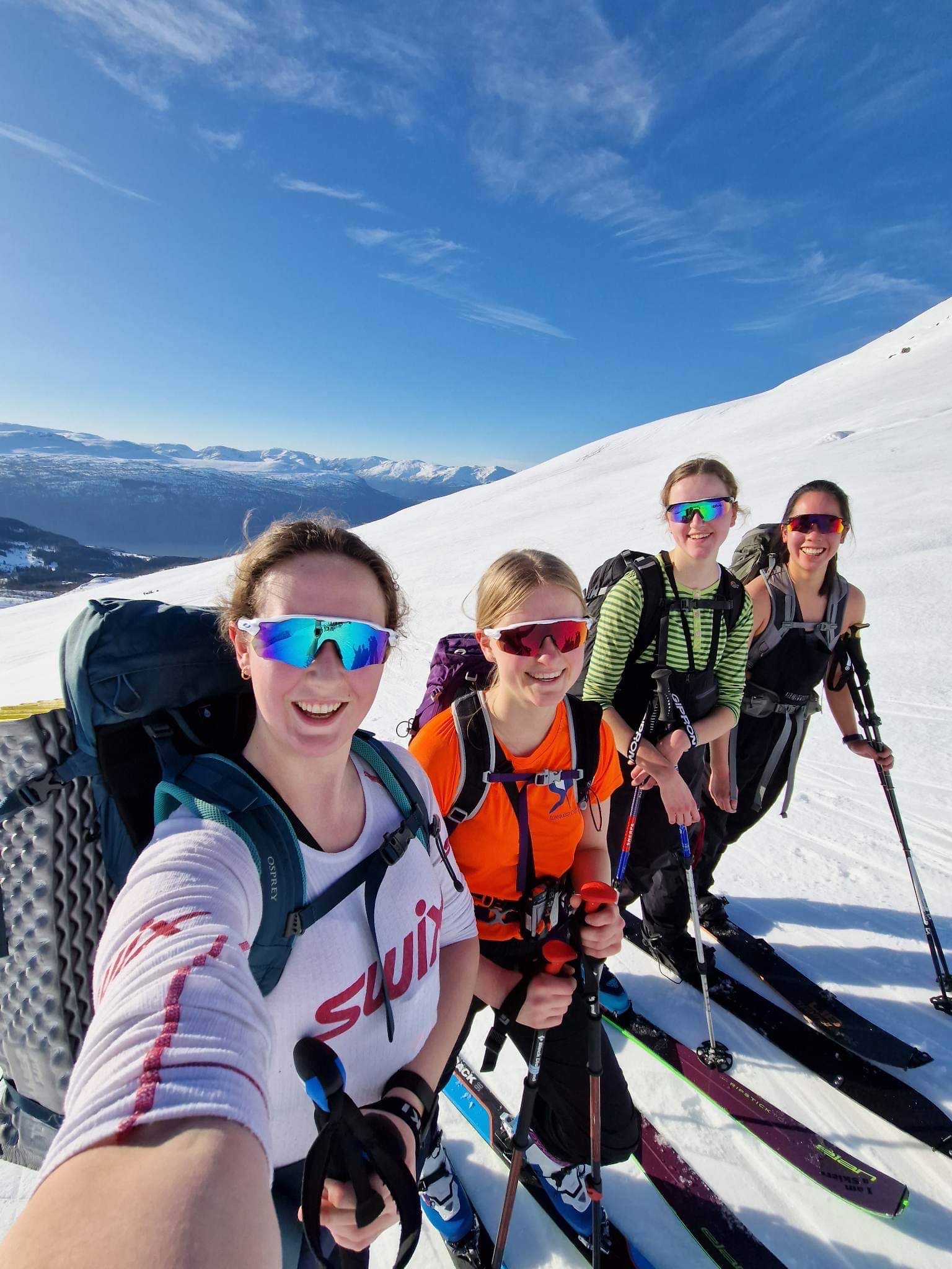 fire unge kvinner som tar en gruppeselfie på skitur 