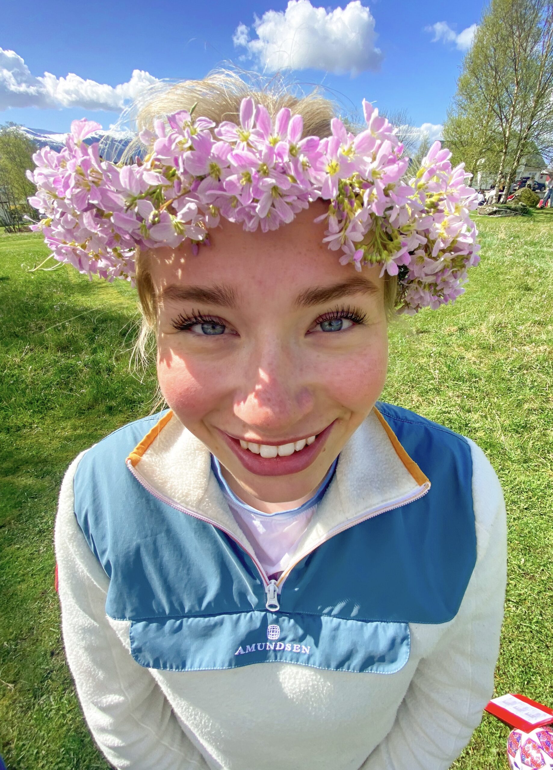 en ung kvinne med lyst hår og blomsterkrans på hodet