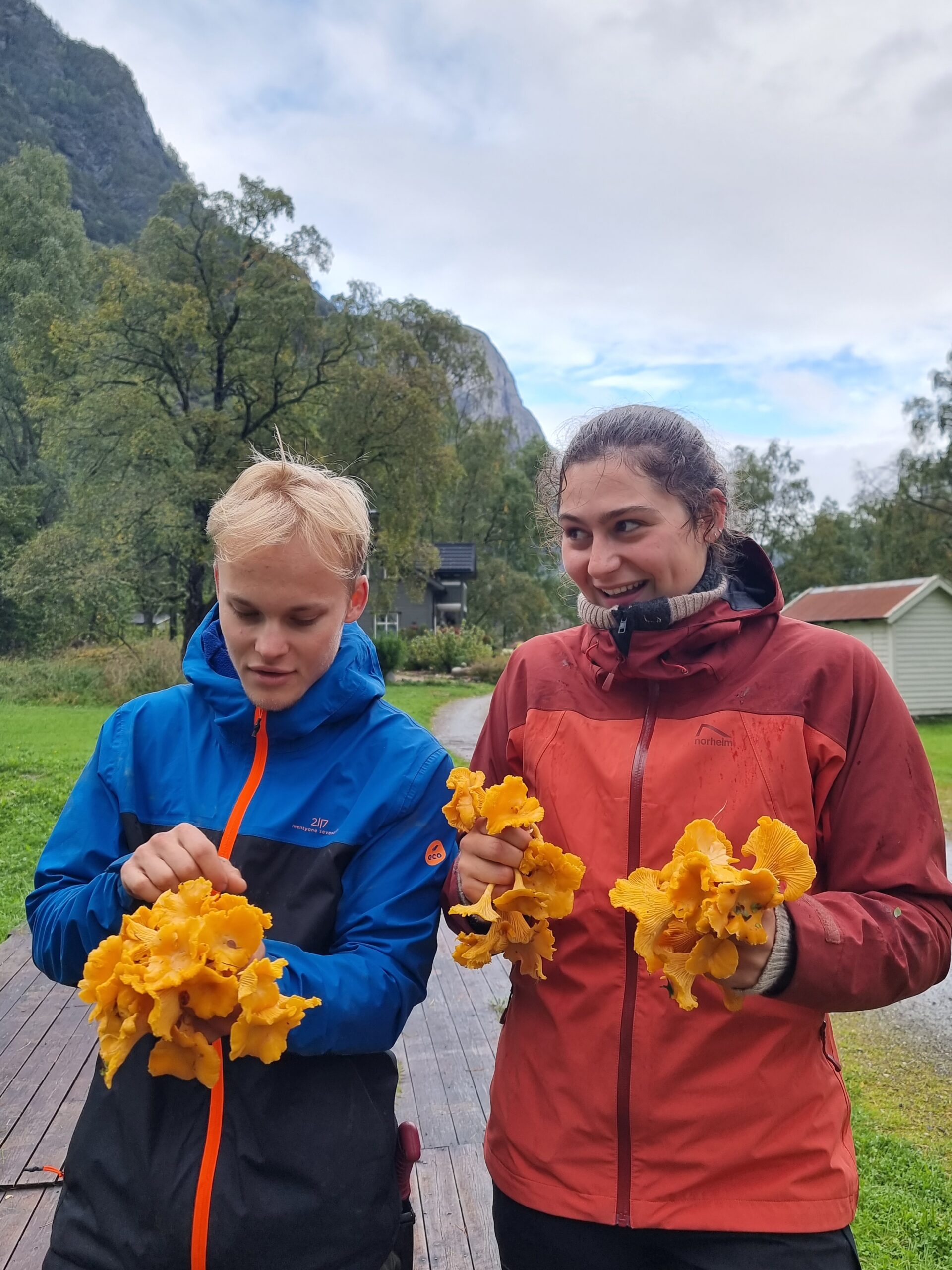 en ung mann og en ung kvinne holder masse sopp i hendene