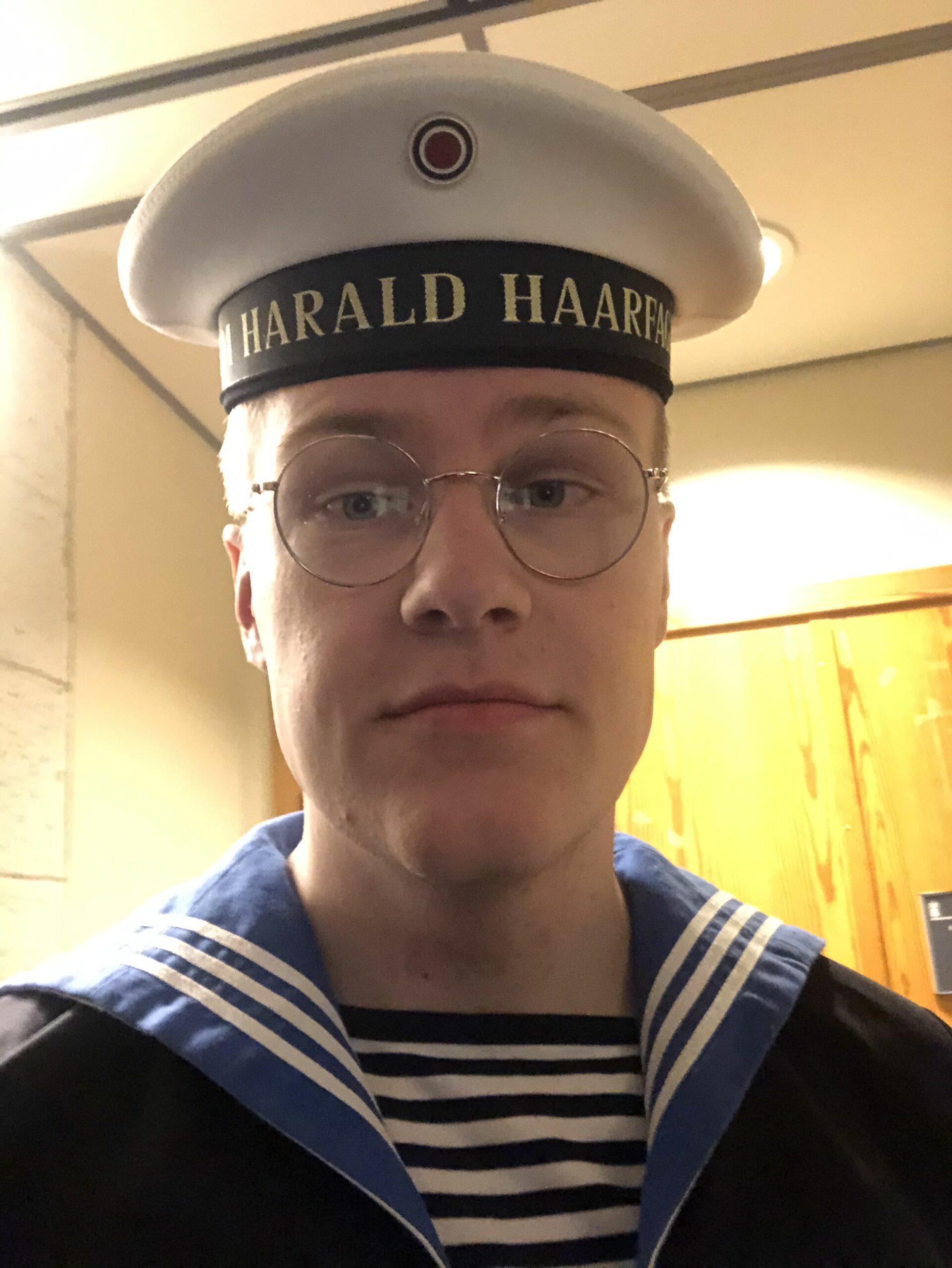 Gutt i uniform. Folkehøgskole og Forsvaret.