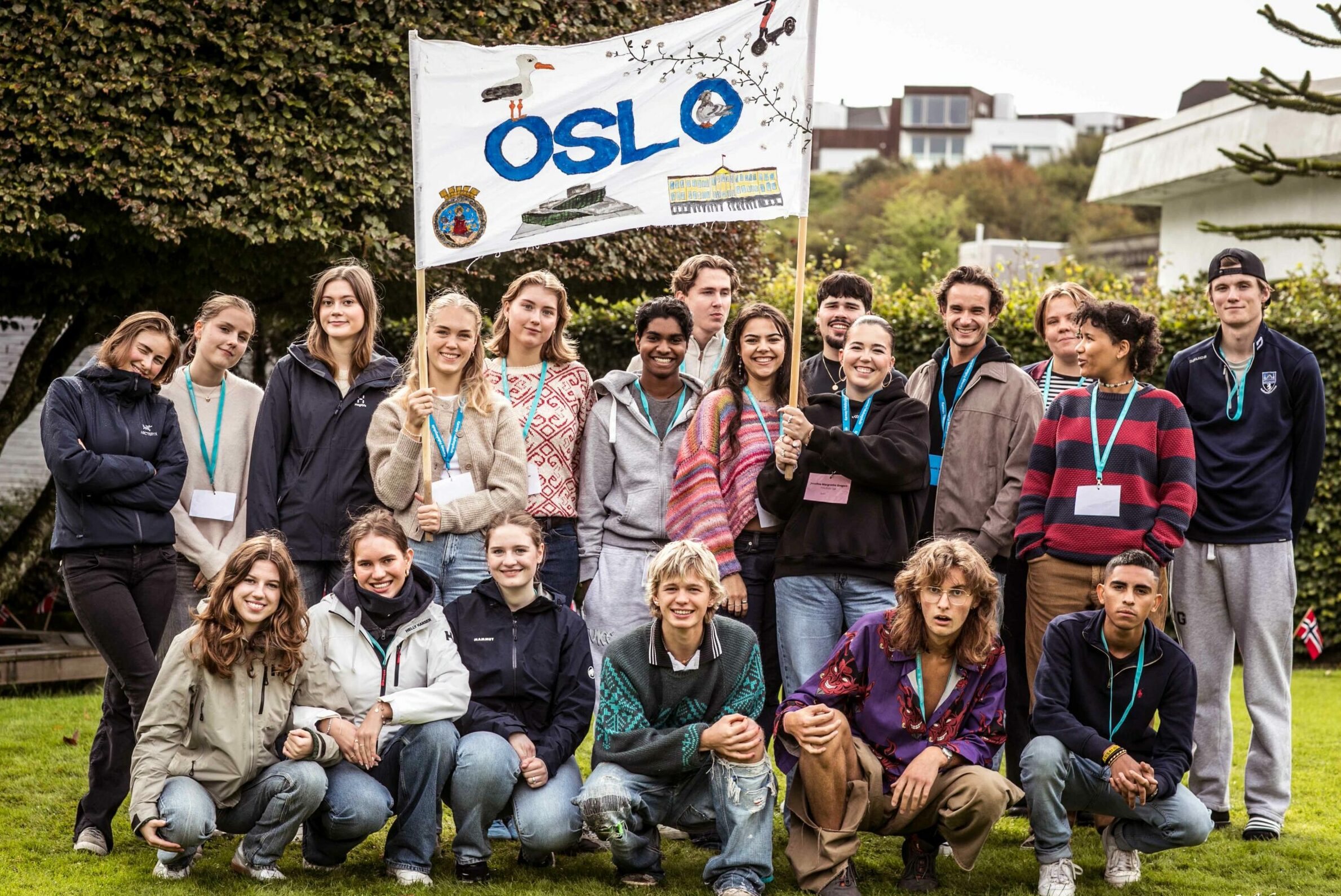 Gruppe ungdommer med plakat der det står Oslo på