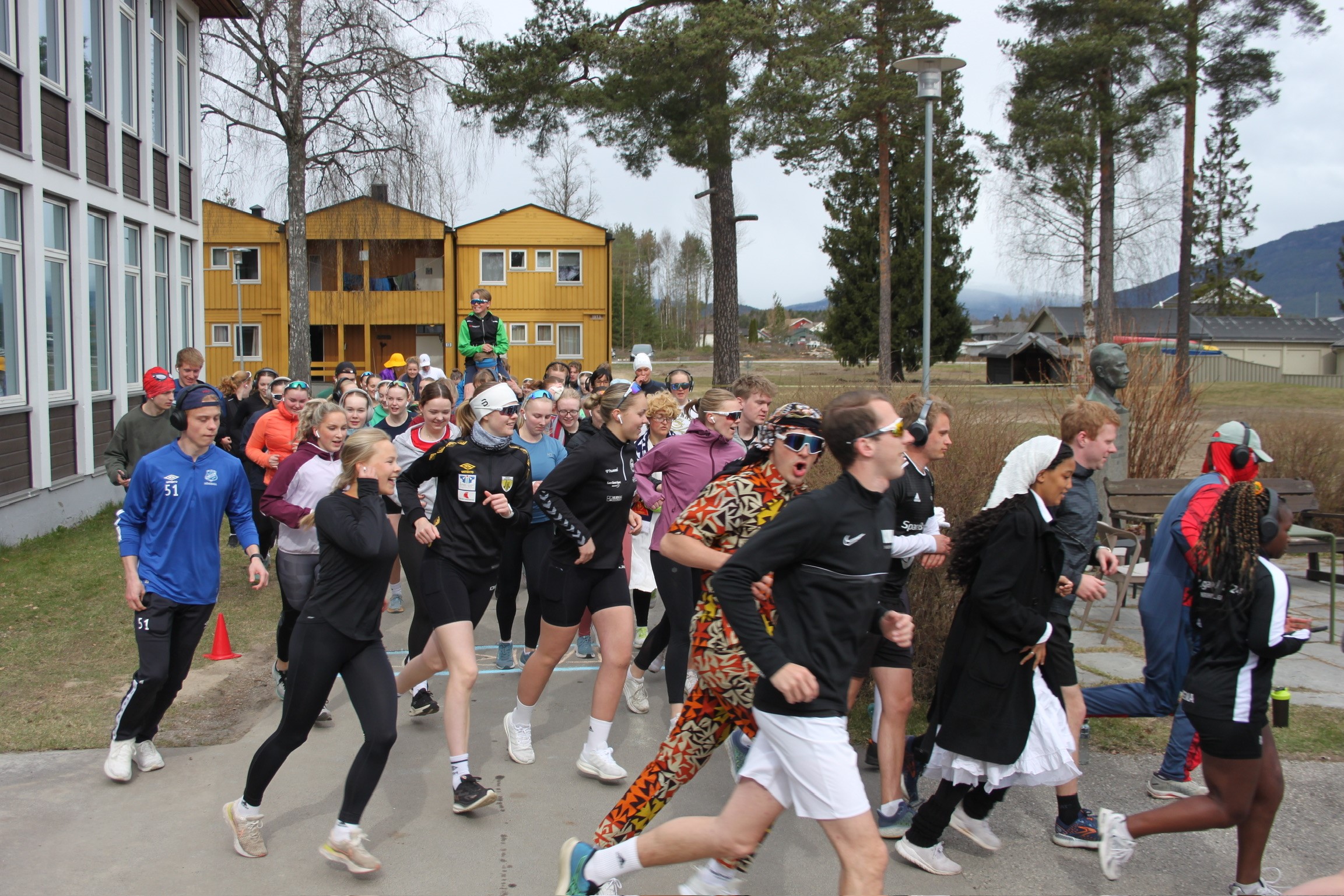 En gjeng springer i løp