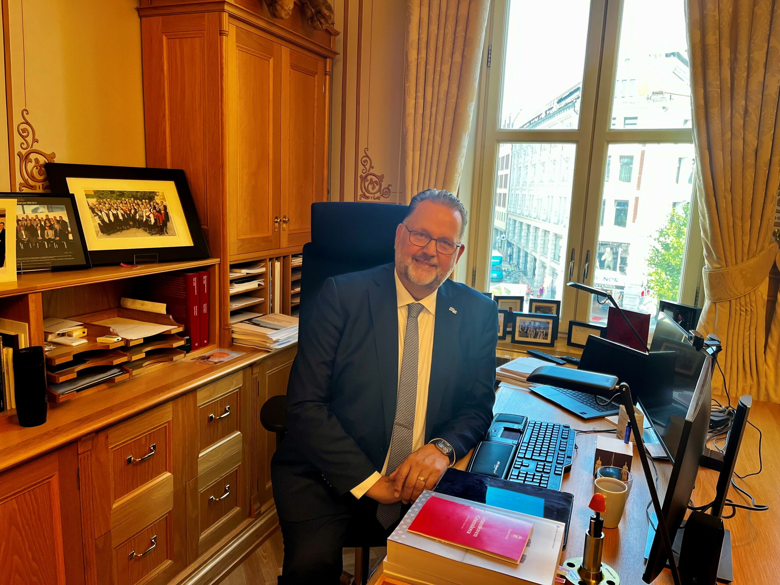 Svein sitter på kontoret ditt på Stortinget. 