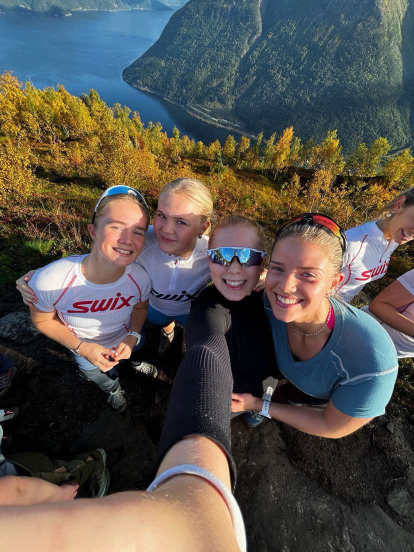 Folkehøgskoleelever med selfie på fjelltur. 